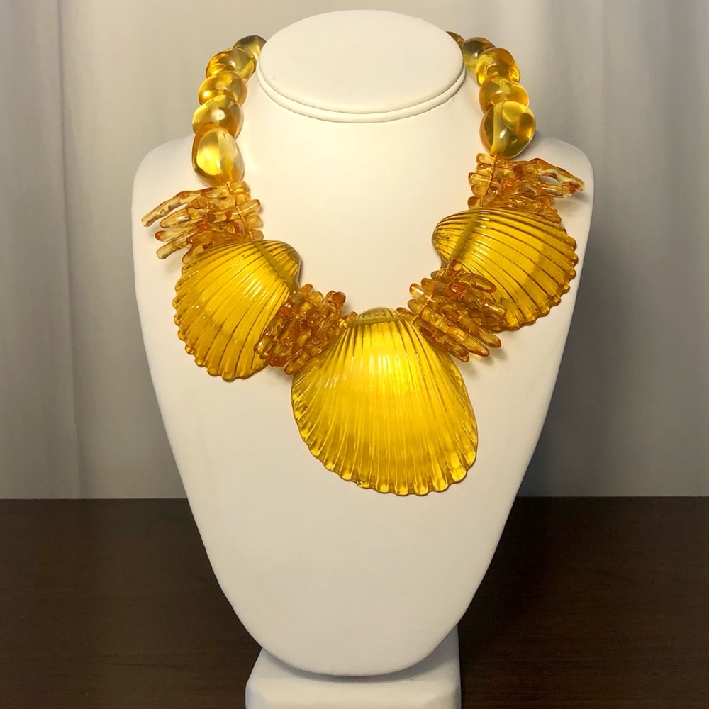 Vintage UGO CORREANI 80’s Shell Statement necklace